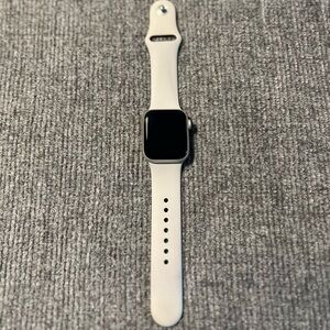 Apple Watch SE (2nd Generation) 40mm Aluminum Case - Starlight